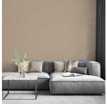 Wohnzimmer mit Couch, Kissen, Tisch und dekorativer Wand