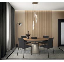 Esszimmer mit rundem Tisch, Stühlen, Pendelleuchte und Stehlampe