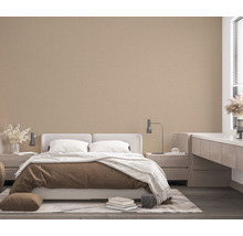 Schlafzimmer mit Doppelbett, Nachttischen und beiger Wand