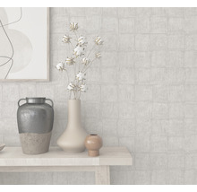 Scène de salon lumineuse avec des objets de décoration sur une table et un papier peint à motifs