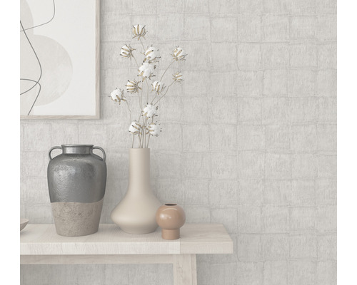 Scène de salon lumineuse avec des objets de décoration sur une table et un papier peint à motifs