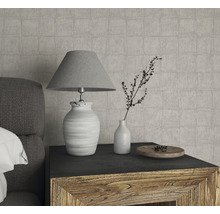 Table de chevet avec lampe, vase et décoration