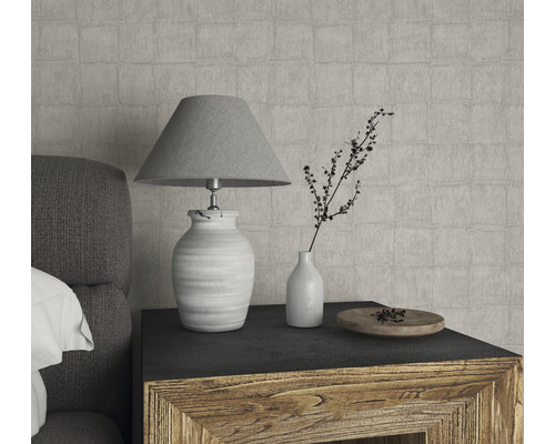 Table de chevet avec lampe, vase et décoration