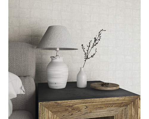 Scène de table de chevet décorative avec lampe, vase et petite assiette