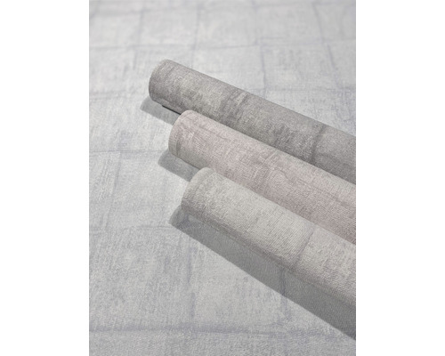 Trois rouleaux de papier peint intissé gris avec motif
