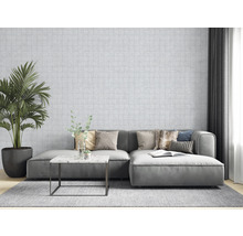 Salon avec canapé, coussins, table, plante d''intérieur et papier peint à motifs