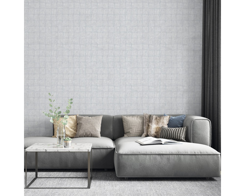 Salon avec papier peint à motifs, canapé, coussins et table