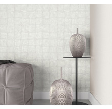 Vue d''une pièce avec papier peint à motifs, tabouret et vases décoratifs