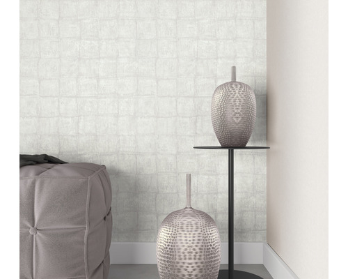 Vue d''une pièce avec papier peint à motifs, tabouret et vases décoratifs