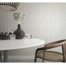 Scène d''intérieur avec table à manger, chaise et revêtement mural à motif de pierre