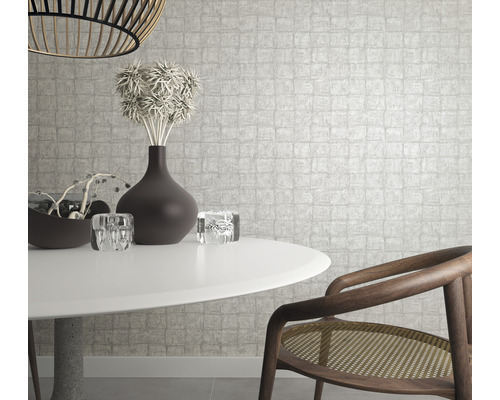 Scène d''intérieur avec table à manger, chaise et revêtement mural à motif de pierre