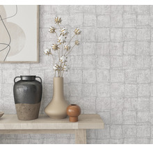 Mur décoratif avec papier peint en briques, vase avec des plantes et autres éléments décoratifs