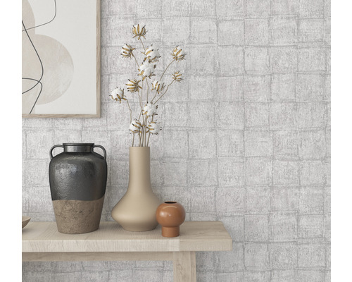 Mur décoratif avec papier peint en briques, vase avec des plantes et autres éléments décoratifs