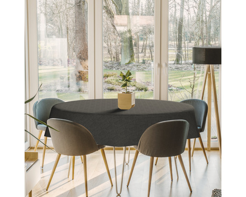 Esszimmer mit rundem Tisch, grauer Tischdecke und Stühlen