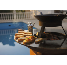 Barbecue avec des aliments à l''extérieur près d''une piscine.