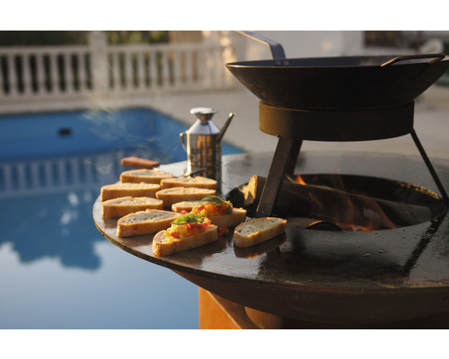 Barbecue avec des aliments à l''extérieur près d''une piscine.