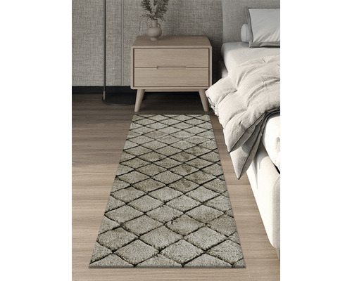 Teppich mit Rautenmuster im Schlafzimmer neben Bett und Nachttisch