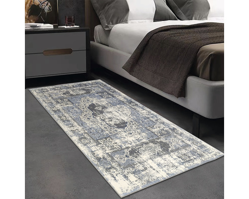 Dekorativer Teppich mit Ornamentmuster im Schlafzimmer