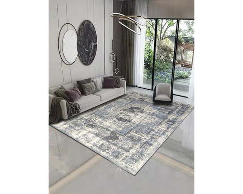 Wohnzimmer mit Sofa und gemustertem Teppich