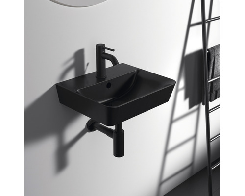 Schwarzes Waschbecken mit Armatur und Handtuchhalter an der Wand