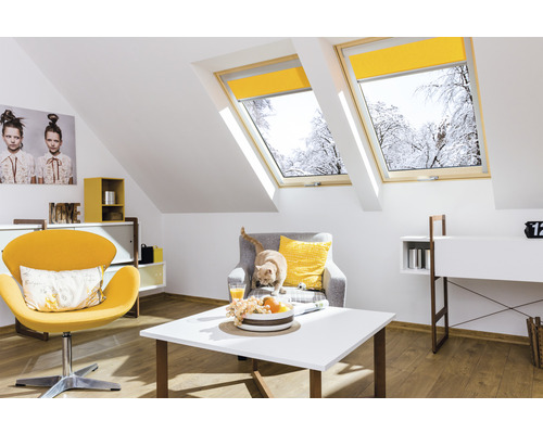 Salon mansardé avec fenêtres de toit, stores et meubles