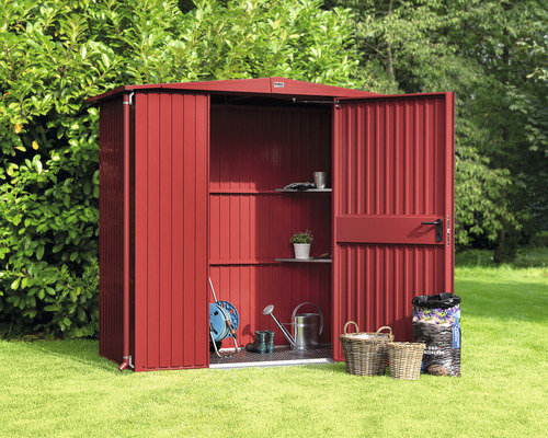 Armoire à outils en métal ouverte avec étagères dans le jardin