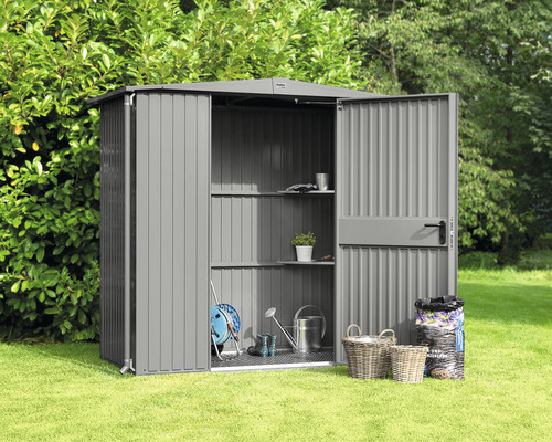 Geöffneter Geräteschuppen aus Metall mit Regalen zur Gartenaufbewahrung auf Rasen