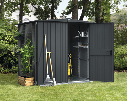 Abri de jardin avec portes ouvertes, étagères et outils de jardinage