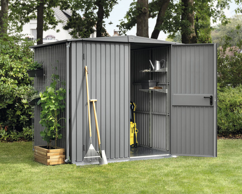 Abri de jardin en métal avec portes ouvertes, étagères et outils de jardin