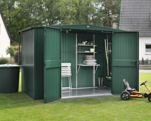 Scène de jardin avec abri de jardin, outils de jardinage et jouets