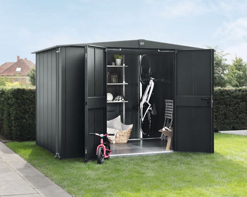 Offener Geräteschuppen mit Gartengeräten und Kinderfahrrad im Garten.
