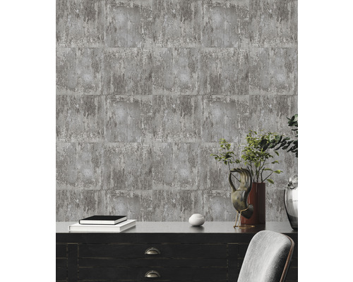 Papier peint gris aspect béton derrière une armoire en bois foncé