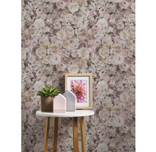 Gros plan d''un mur avec du papier peint à fleurs à motif de roses derrière une petite table avec des décorations.