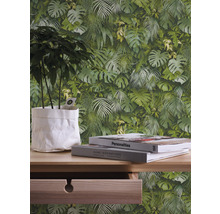 Mur décoratif avec motif végétal, table avec plante et livres