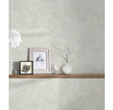 Mur avec papier peint à motifs, décoré de photos et d''un vase sur une étagère