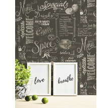 Papier peint décoratif tableau noir avec lettrage à la craie dans une pièce avec plante en pot et cadres photo