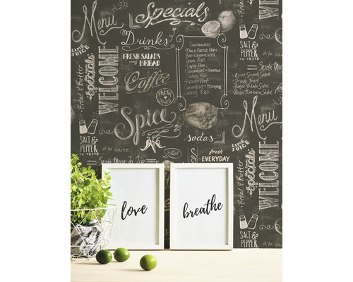 Papier peint décoratif tableau noir avec lettrage à la craie dans une pièce avec plante en pot et cadres photo