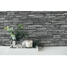 Décoration murale avec papier peint imitation pierre, décoration avec bougie et plante verte