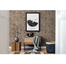 Salon décoratif avec papier peint en briques, commode en bois et accessoires assortis.