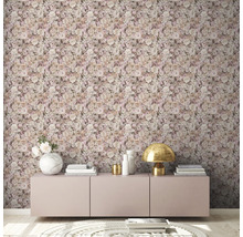Intérieur avec papier peint à fleurs et commode