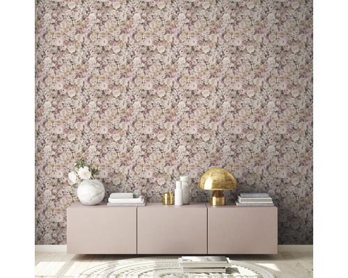 Intérieur avec papier peint à fleurs et commode