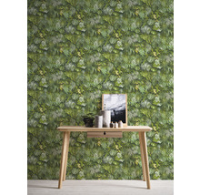 Papier peint photo avec motif de feuilles derrière une table en bois