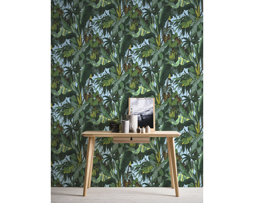 Pièce avec papier peint jungle et table en bois