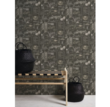 Scène avec un banc et deux paniers noirs devant un mur avec du papier peint ardoise