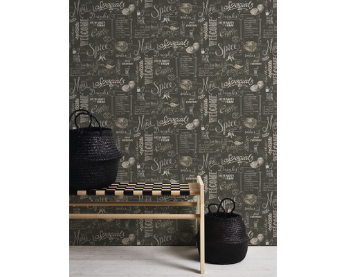 Scène avec un banc et deux paniers noirs devant un mur avec du papier peint ardoise