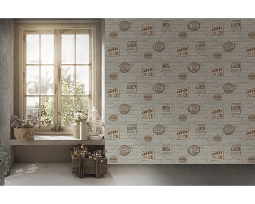 Espace de vie avec fenêtre et papier peint à motif de briques avec des motifs alimentaires