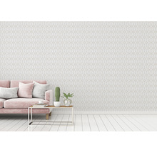 Salon avec papier peint géométrique, canapé et table d''appoint