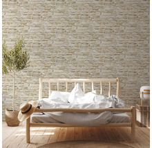 Chambre à coucher avec papier peint imitation pierre, lit en bois et plante en pot