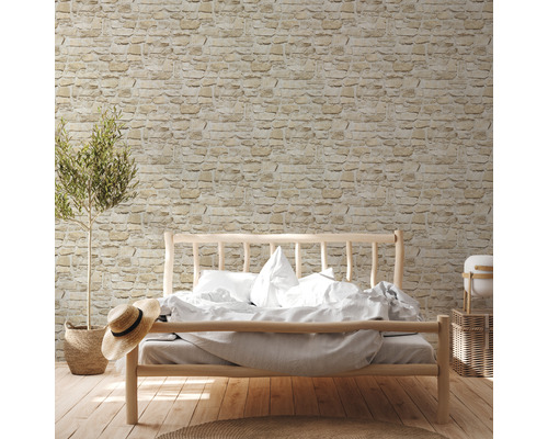 Chambre à coucher avec papier peint imitation pierre, lit en bois et plante en pot