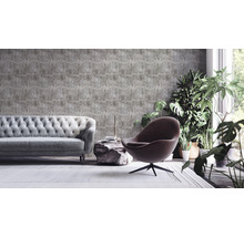 Salon avec papier peint gris aspect pierre, canapé, fauteuil et plantes d''intérieur